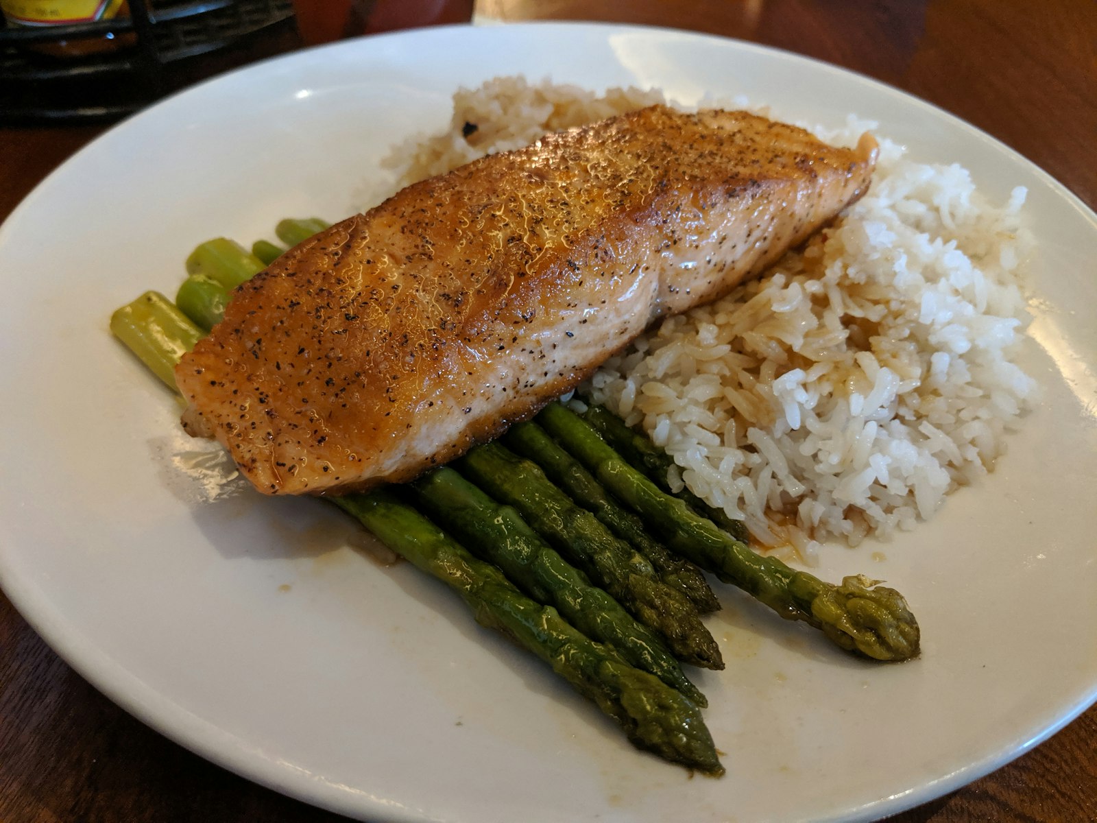 Salmón sellado con sriracha y ajonjolí